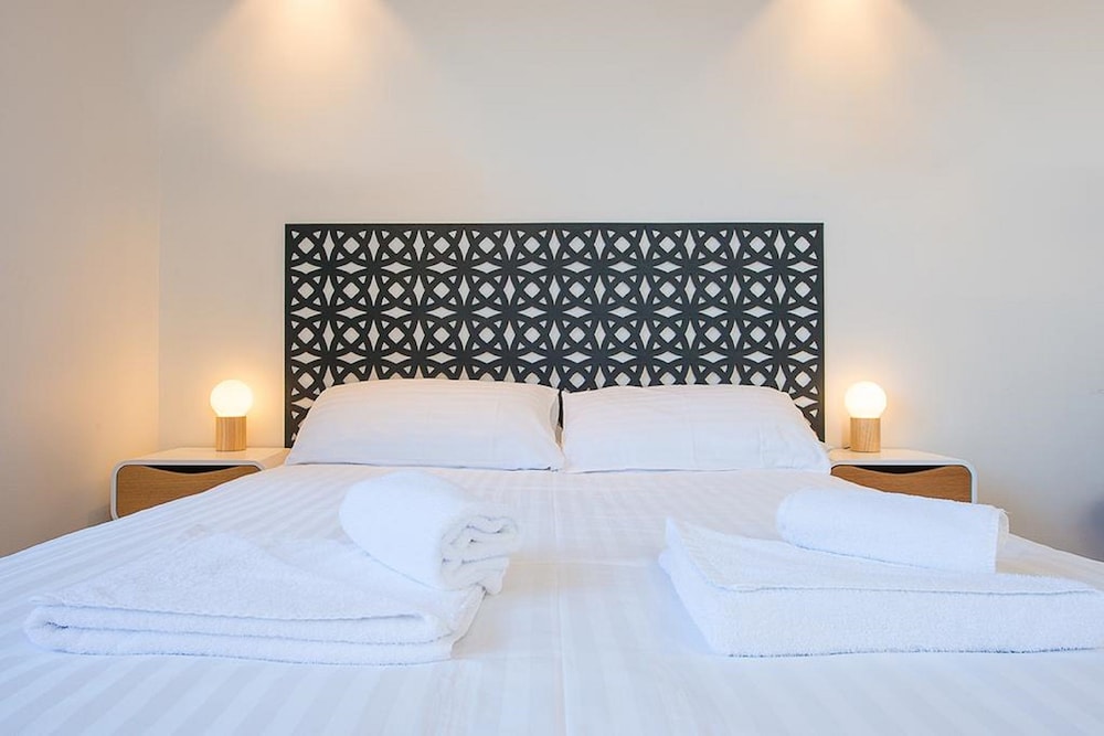 ROOM, QUEEN BED