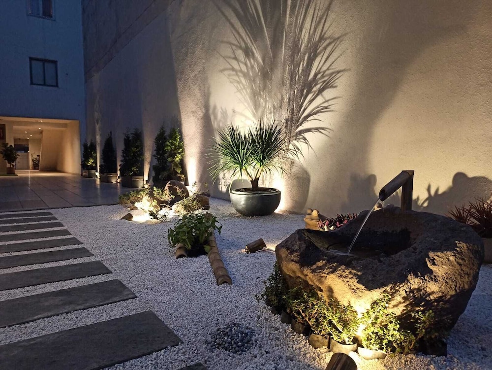 Avalon Courtyard Residence 30/31