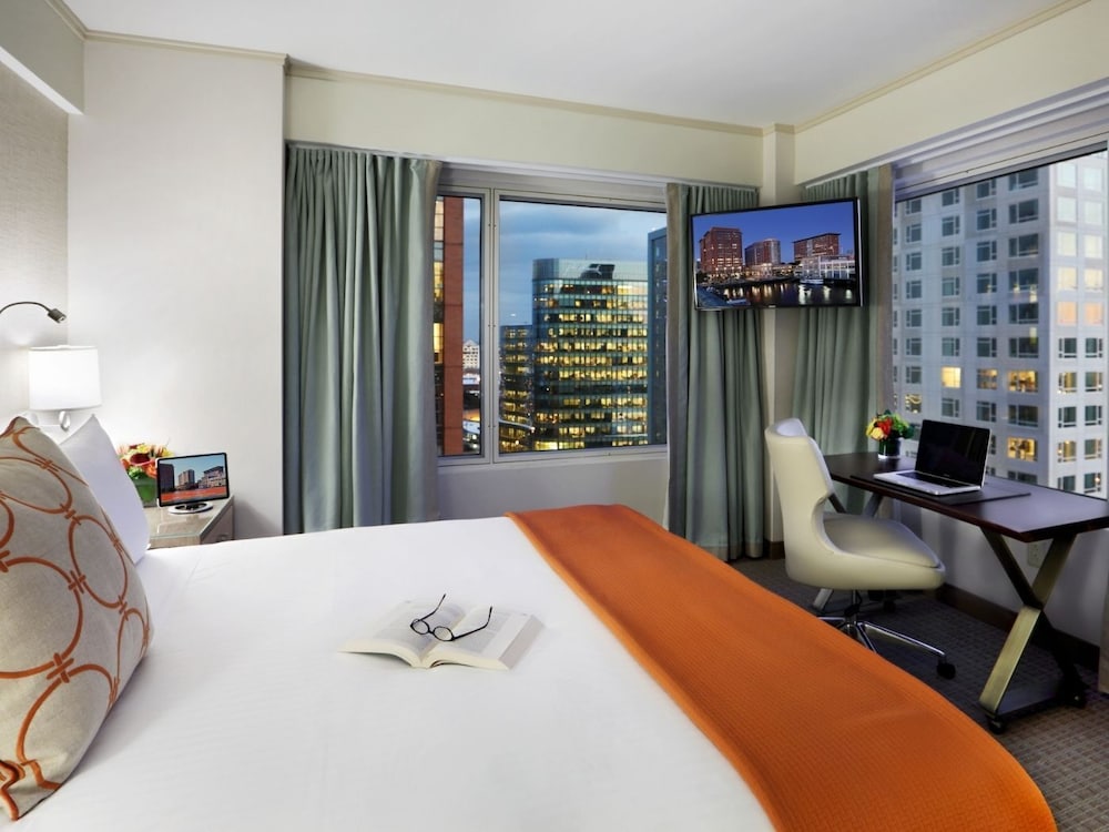 SUITE, KING BED