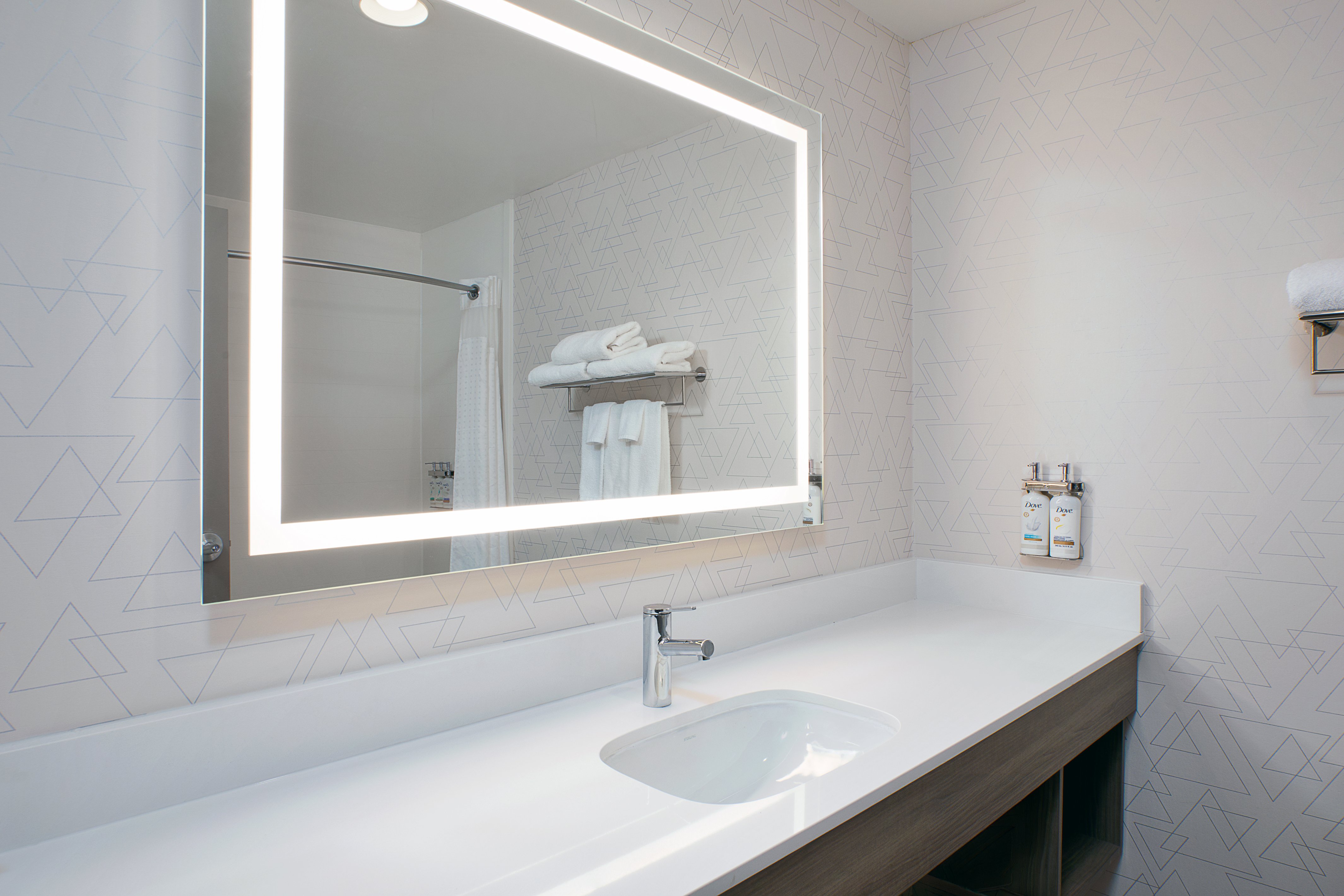 Holiday Inn Express Hotel Suites Youngstown N Warren Niles 76/79
