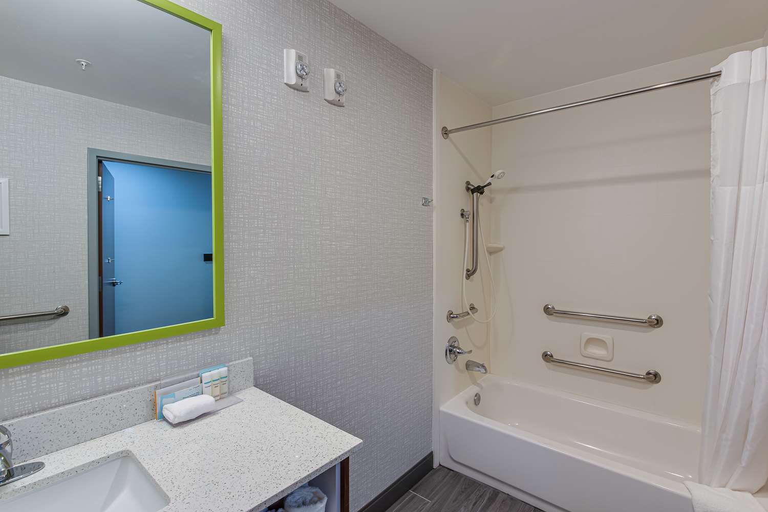 غرفة بسرير كوين بحوض استحمام لذوي الإعاقة، Hampton Inn Oak Grove Fort Campbell 2/2