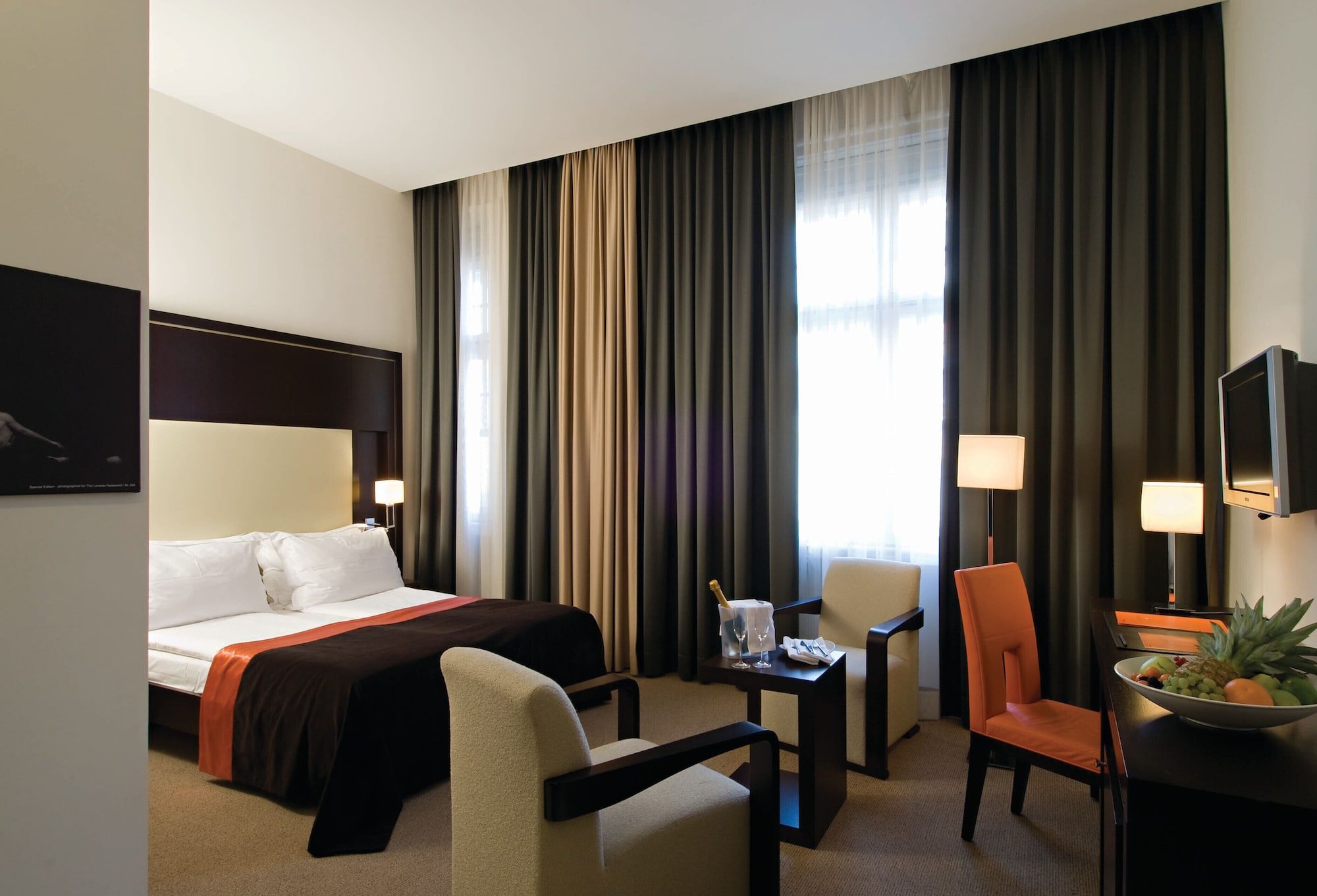 DELUXE, QUEEN BED