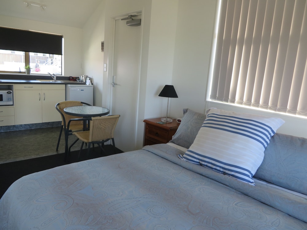 Colonial Motel 6/72
