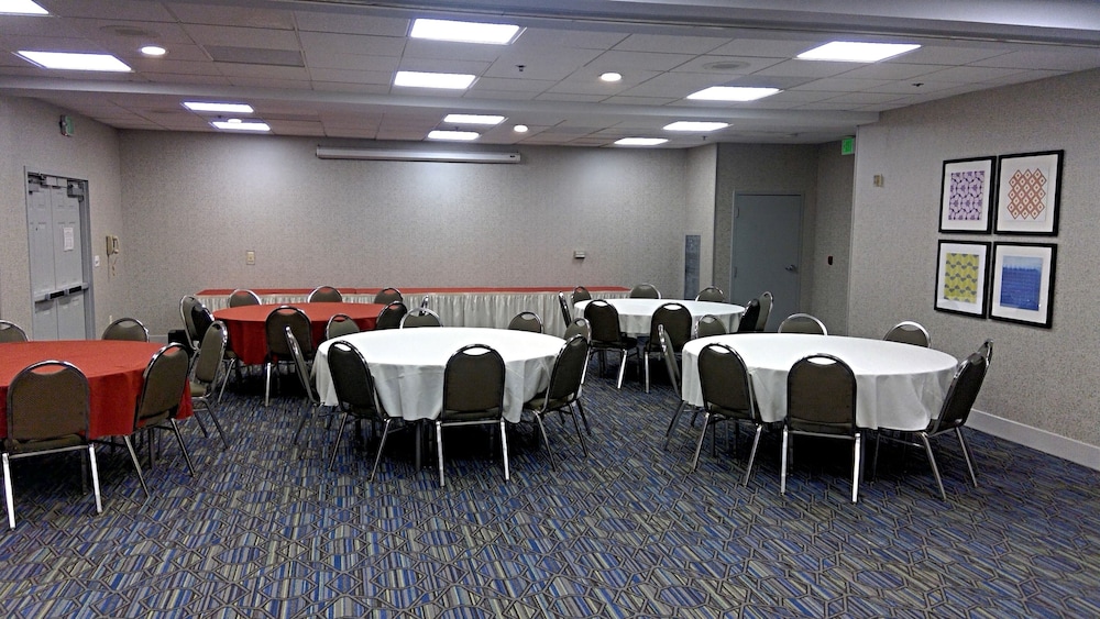 Holiday Inn Express Hotel & Suites Tracy 64/77