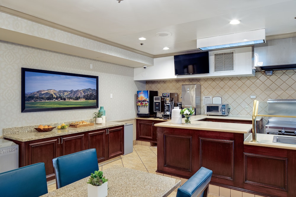 Ayres Inn Corona East 33/46