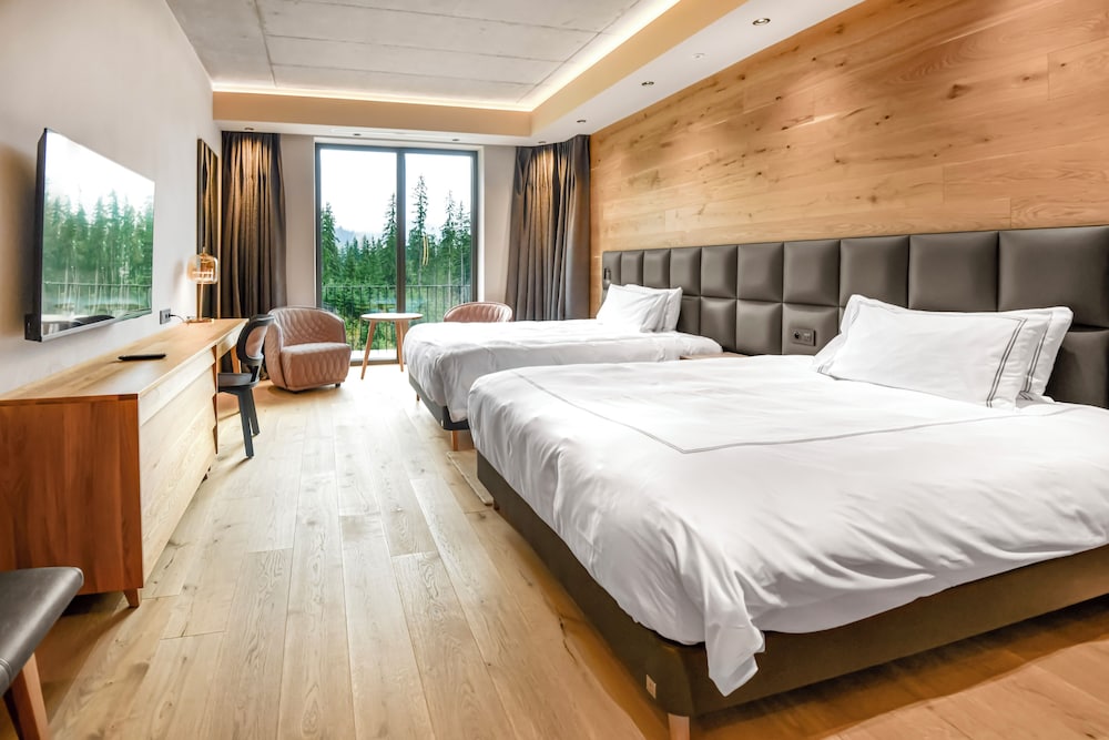 3 Bedrooms, Swiss, Executive, Apartment, 1 King and 4 Queen Beds