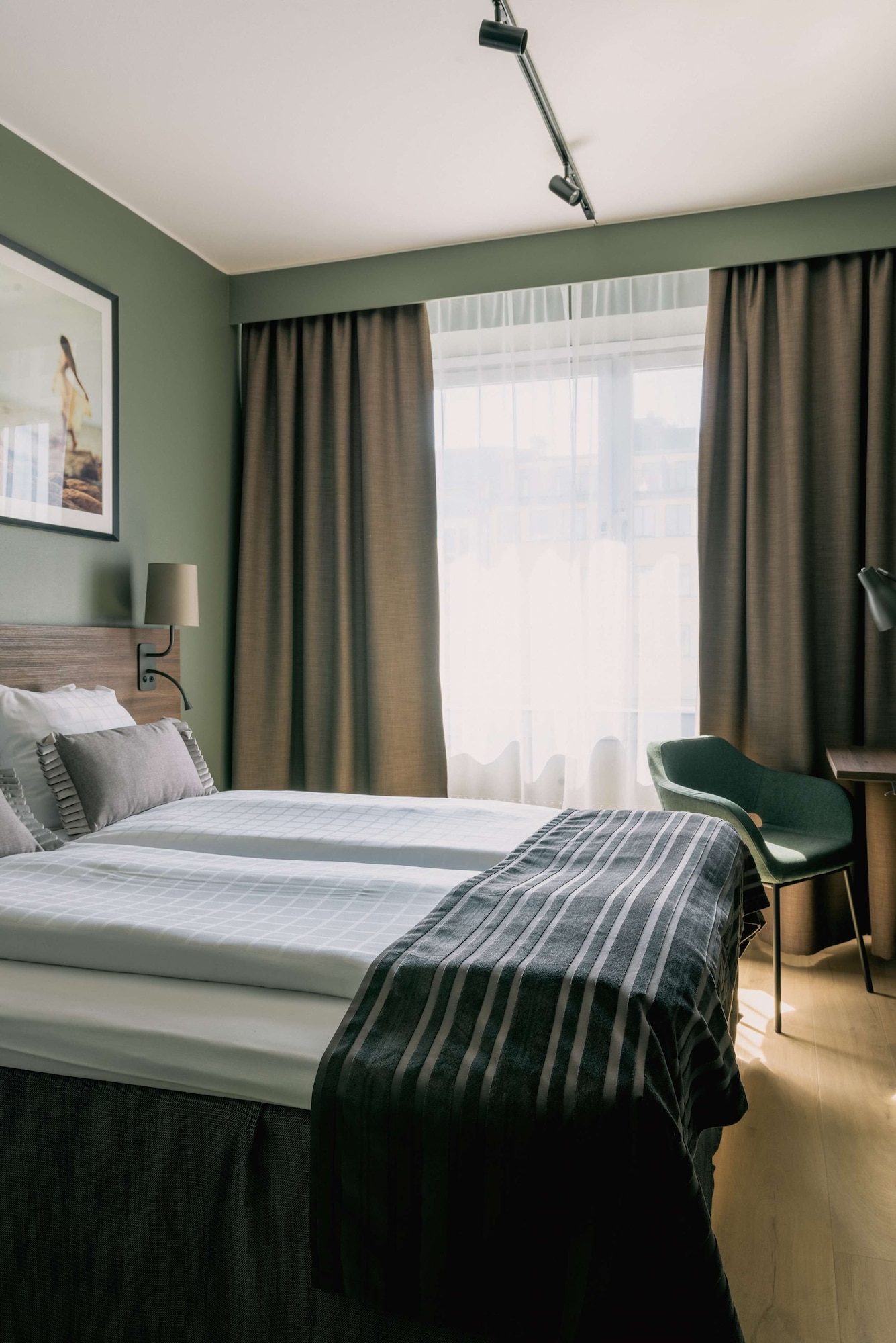 STANDARD, QUEEN BED