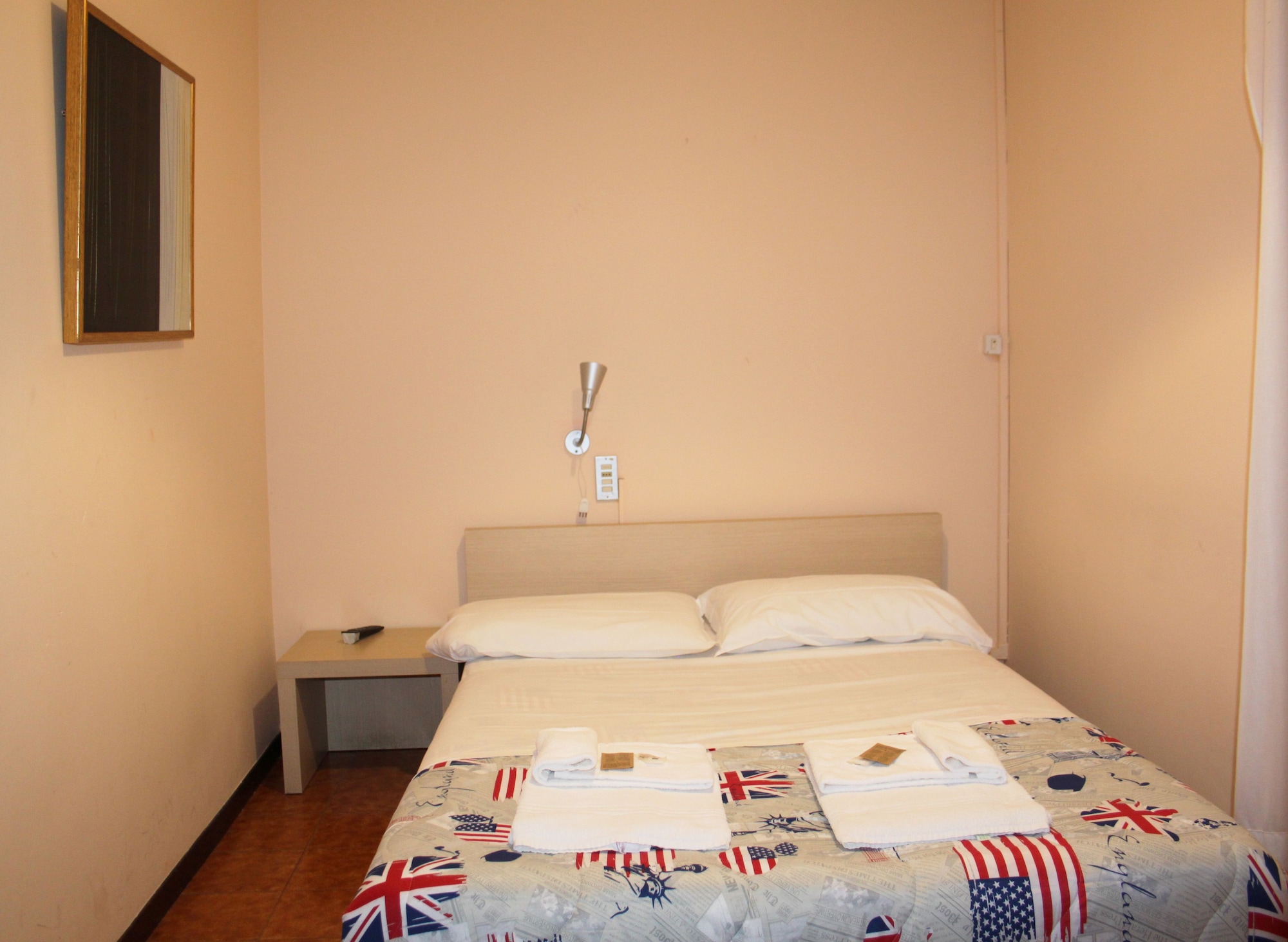 ROOM, TWIN BEDS