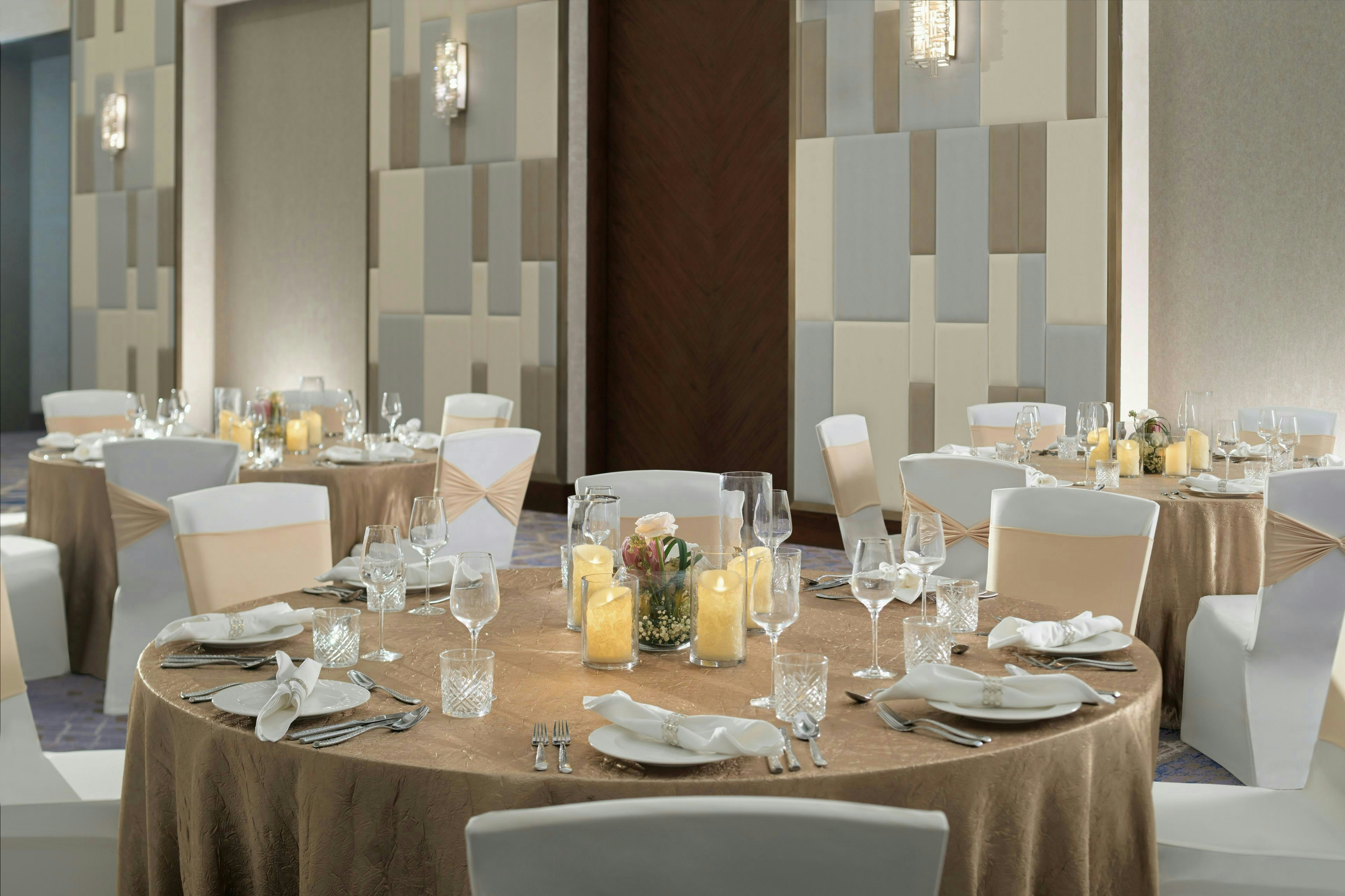 Holiday Inn Dubai Al Maktoum Airport 54/82