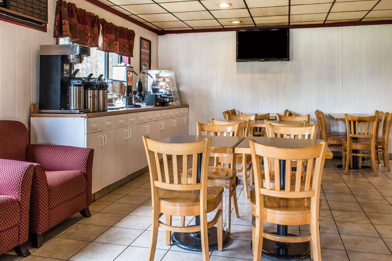 Econo Lodge Inn & Suites Lake Harmony - Pocono Mountains Area 24/29