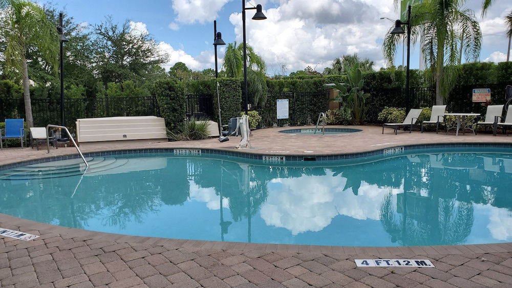 Holiday Inn Express and Suites Orlando - International Drive 3/79