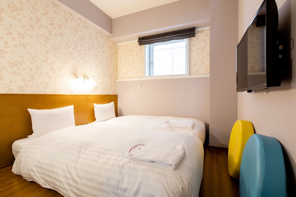 ROOM, TWIN BEDS