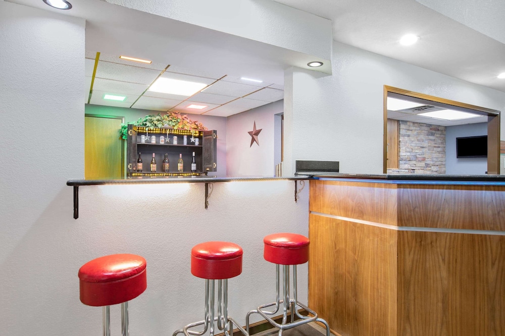 AmericInn by Wyndham Pella 8/43