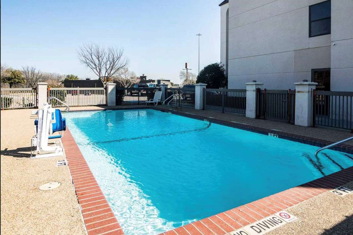 Days Inn by Wyndham Fort Worth North / Fossil Creek 2/10
