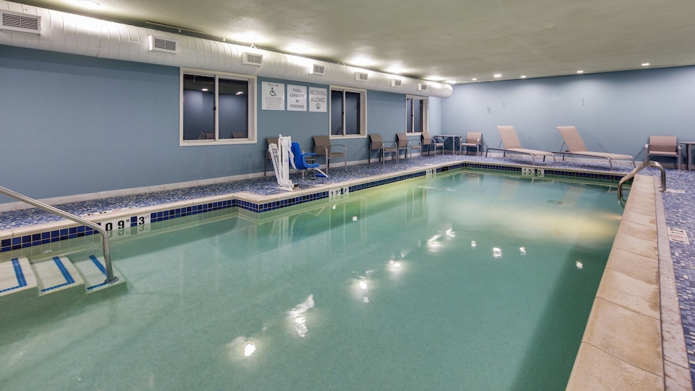 Holiday Inn Express Hotel And Suites Detroit Farmington Hills 33/53