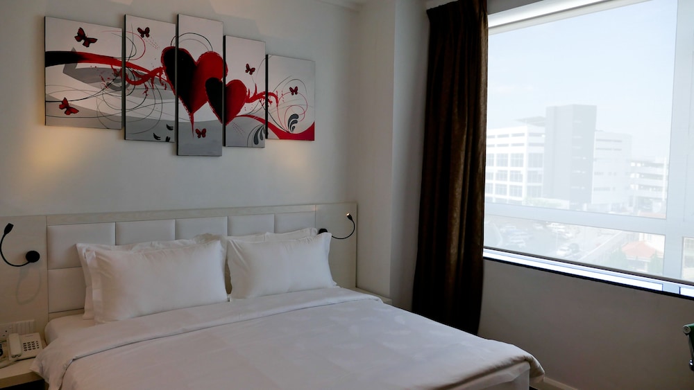 PINE GARDEN HOTEL 15/37