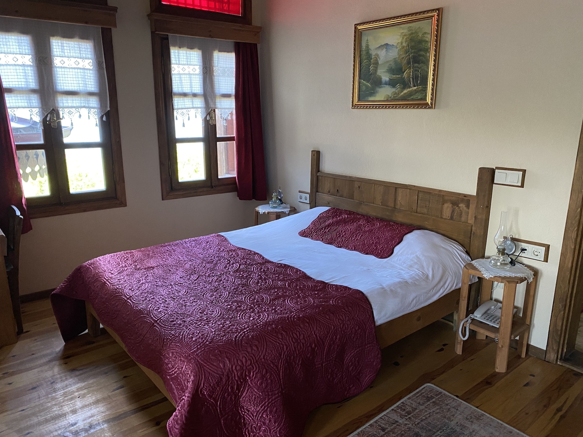 Superior, Queen Bed, Mountain View