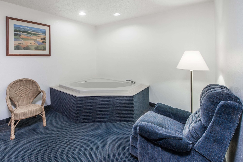 Days Inn By Wyndham Kingman West 11/11
