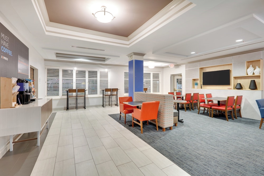 Holiday Inn Express Suites Dublin 28/34