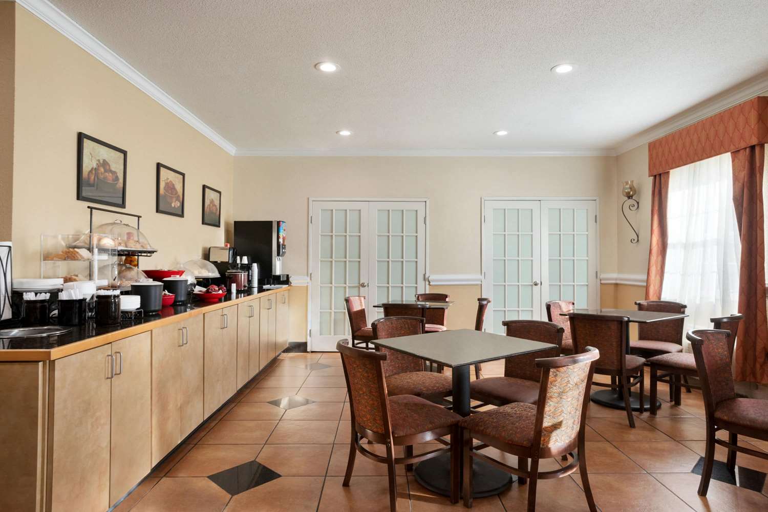 Ramada By Wyndham Elizabethtown 7/11