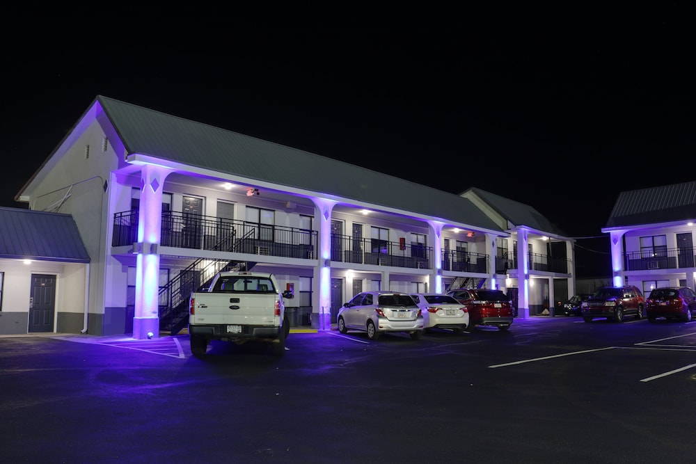Travelodge by Wyndham Calhoun South I-75 36/40