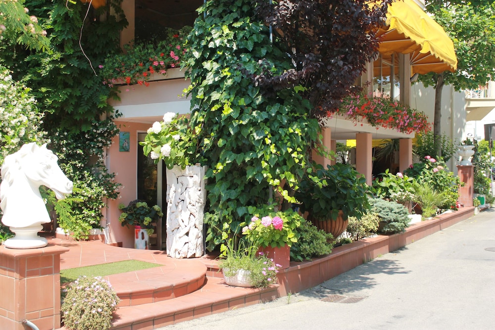 Derby Hotel photo1
