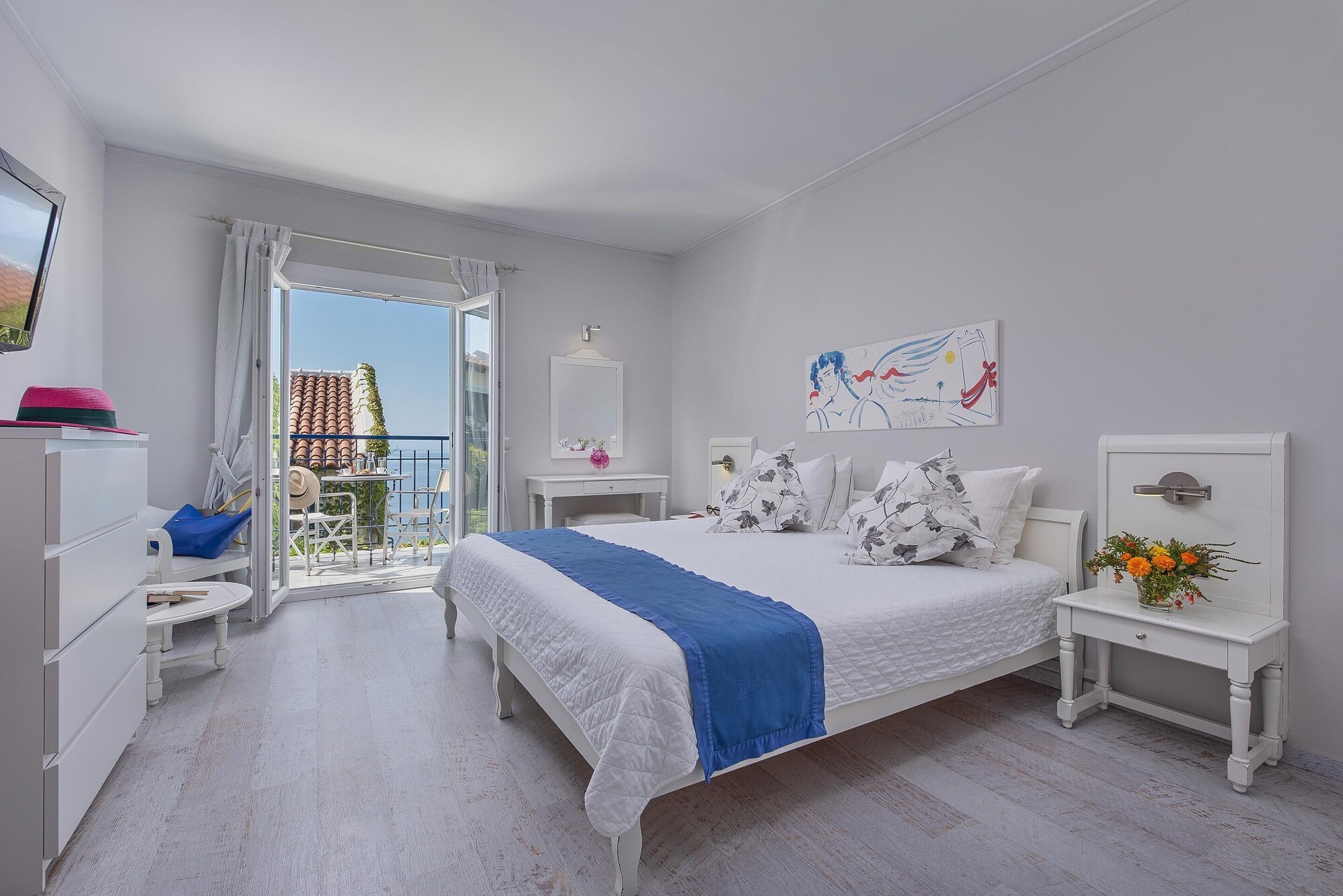 Room, Queen Bed, Lateral Side Sea View