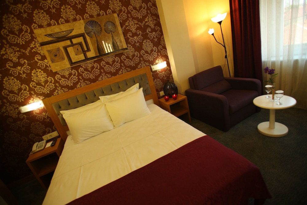 HELIKON BUSINESS HOTEL 17/35