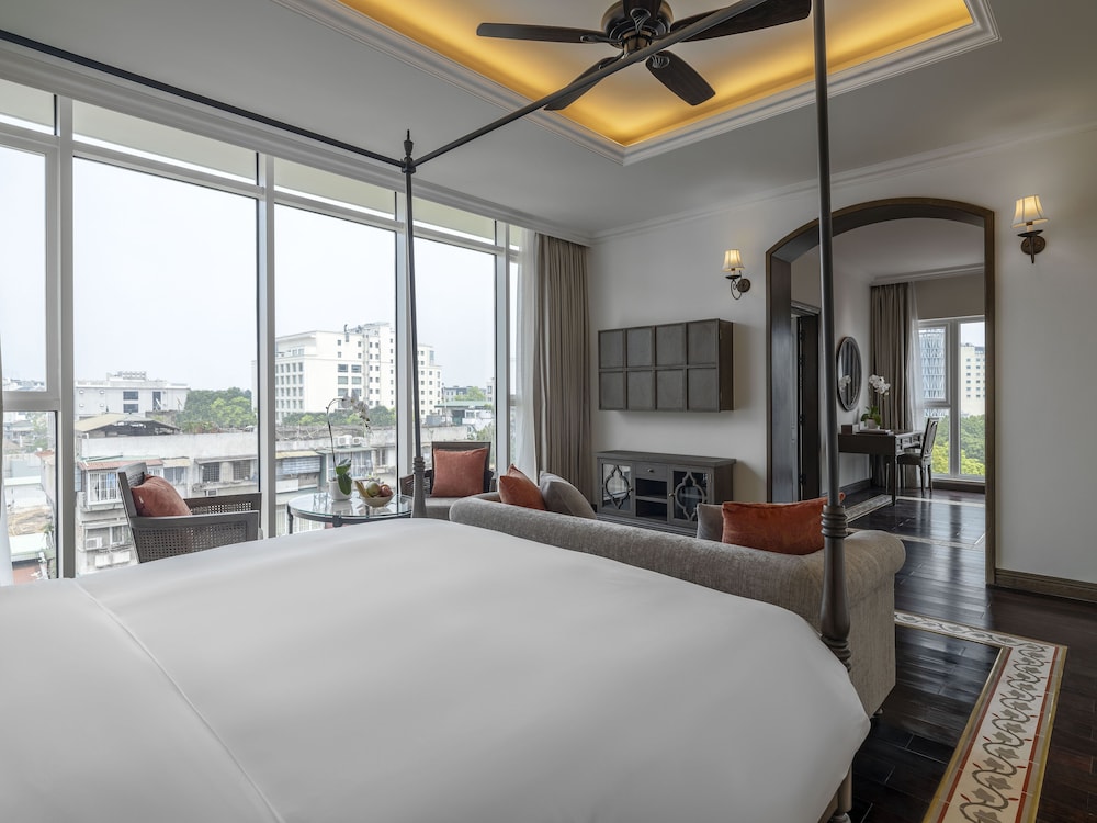 EXECUTIVE, SUITE