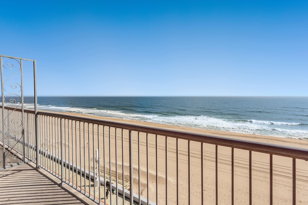 Americana Hotel Oceanfront 63/68