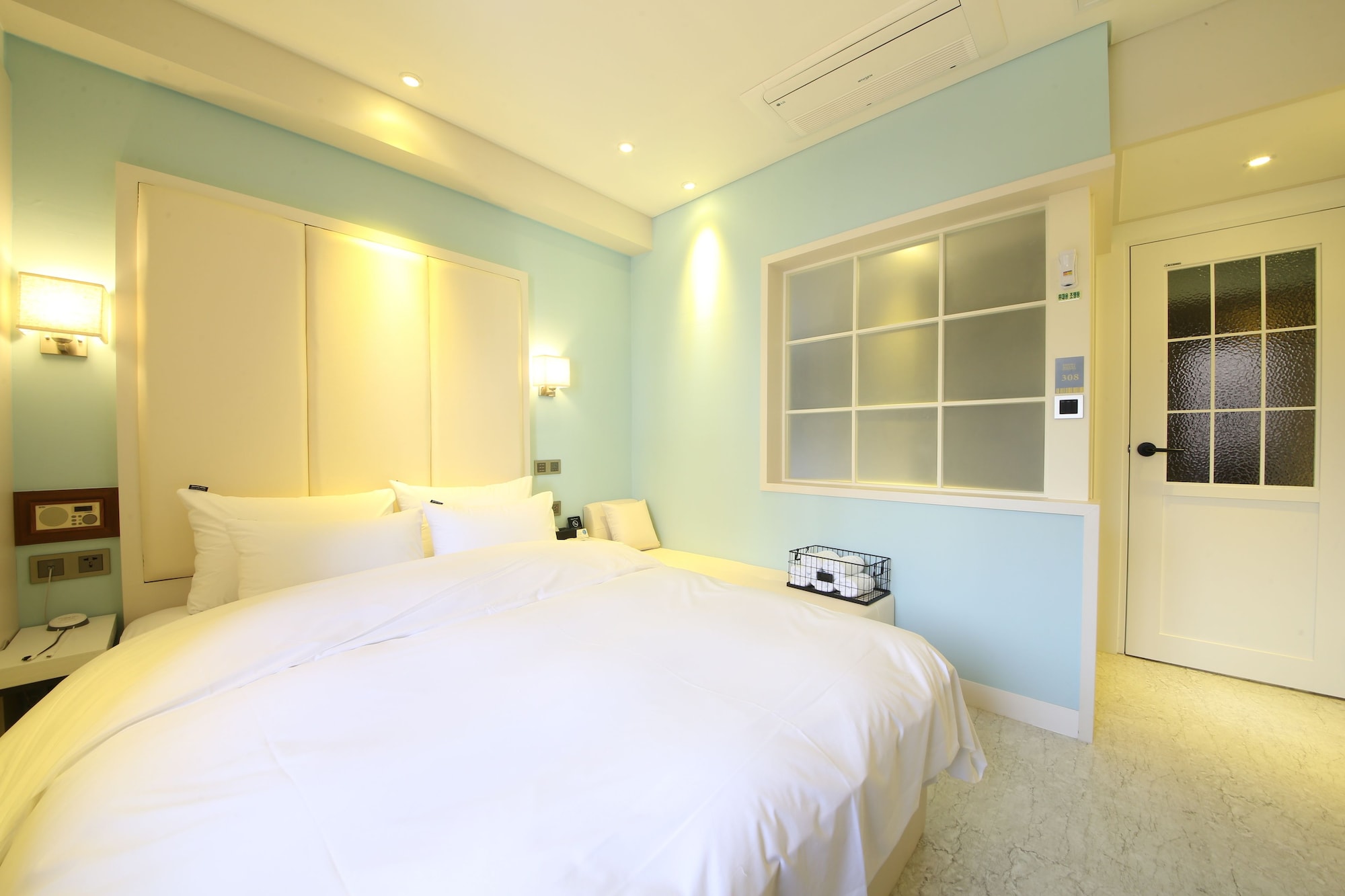 STANDARD, DOUBLE BED, BATHTUB