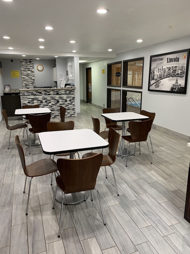 Super 8 by Wyndham Lincoln IL 33/44