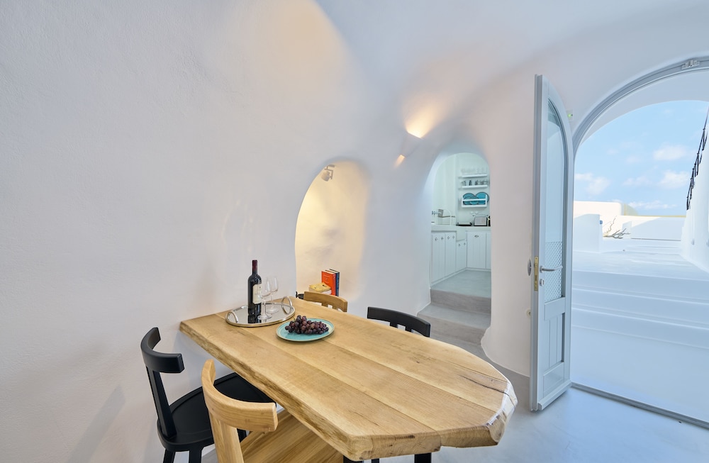 Cave Suite Oia 18/30
