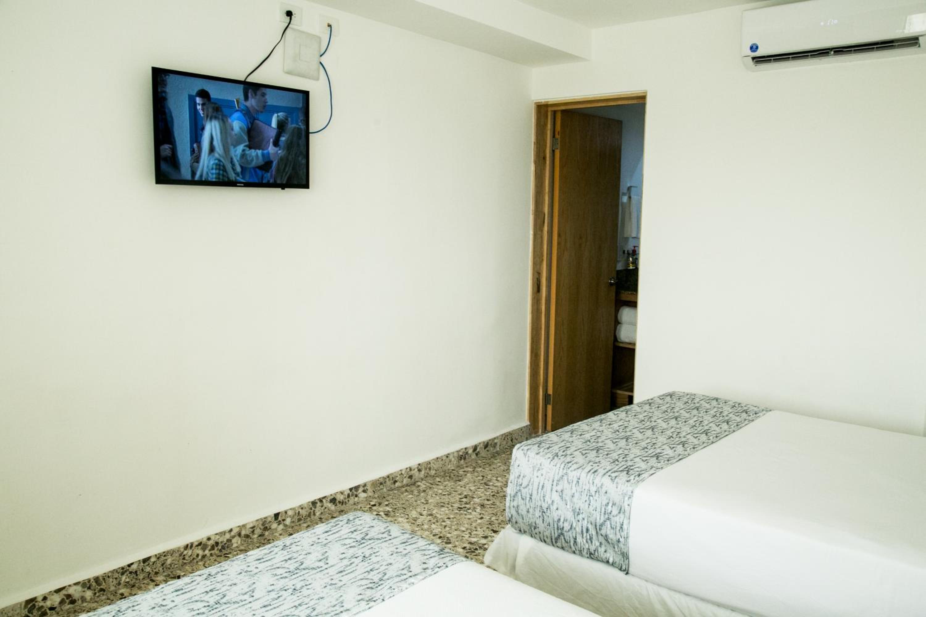 Room, Twin Beds, Hotel 500 7/10