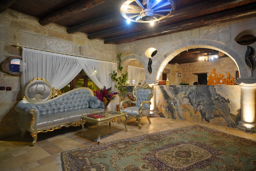 Holiday Cave Hotel 4/81