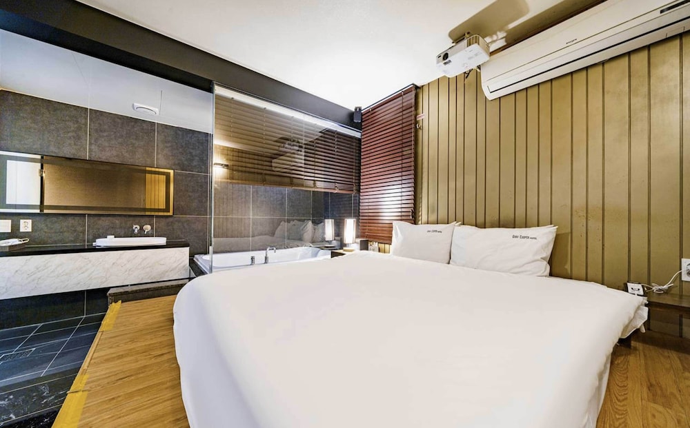 Gary Cooper Hotel 15/27