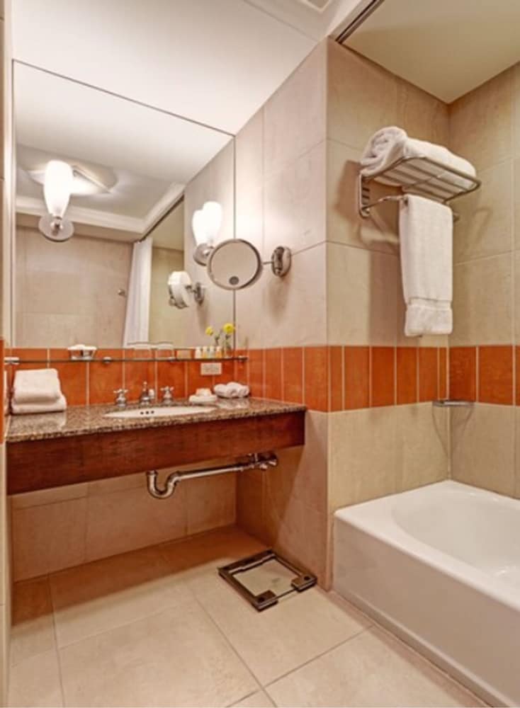 Hotel Giraffe 60/61