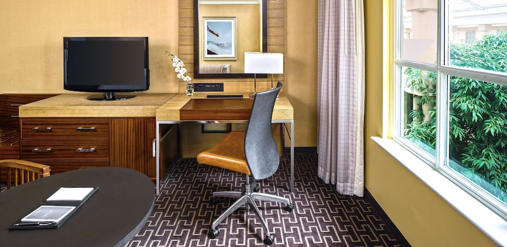 Hyatt Regency Greenwich 56/62