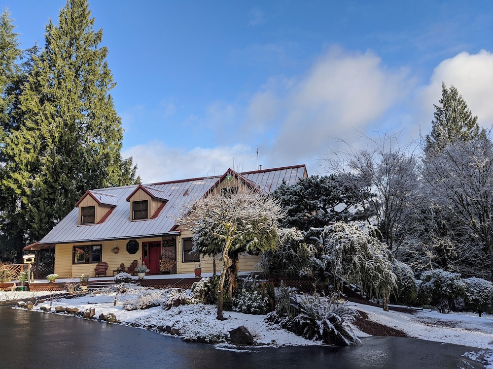 MapleRidge House: A BnB For All Seasons 45/50