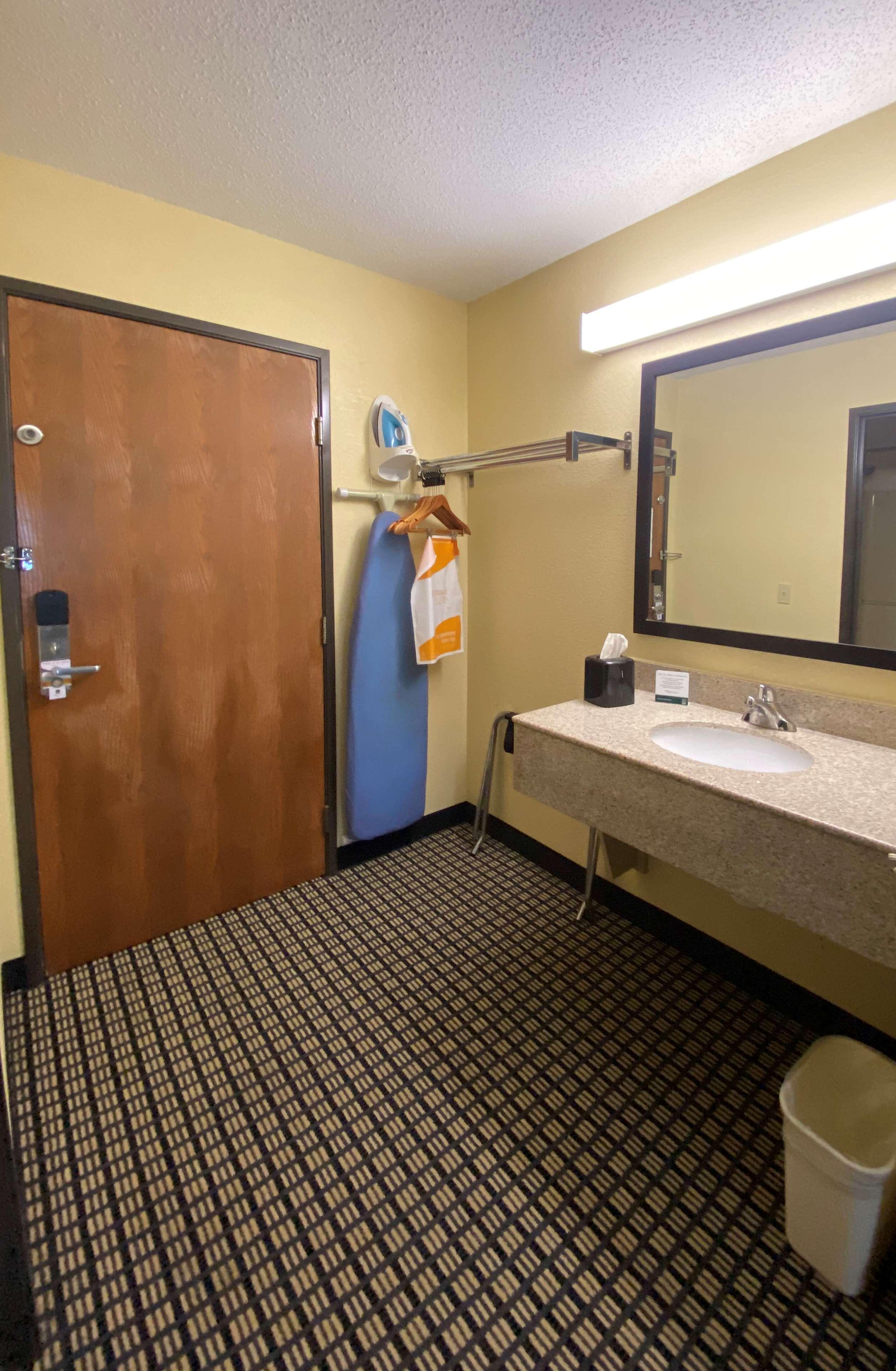 غرفة بسرير مزدوج، AmericInn by Wyndham Reedsburg 4/4