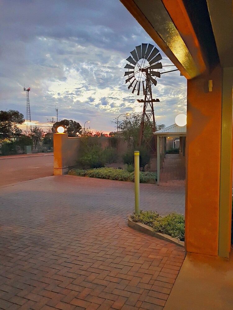 MUD HUT MOTEL 10/57