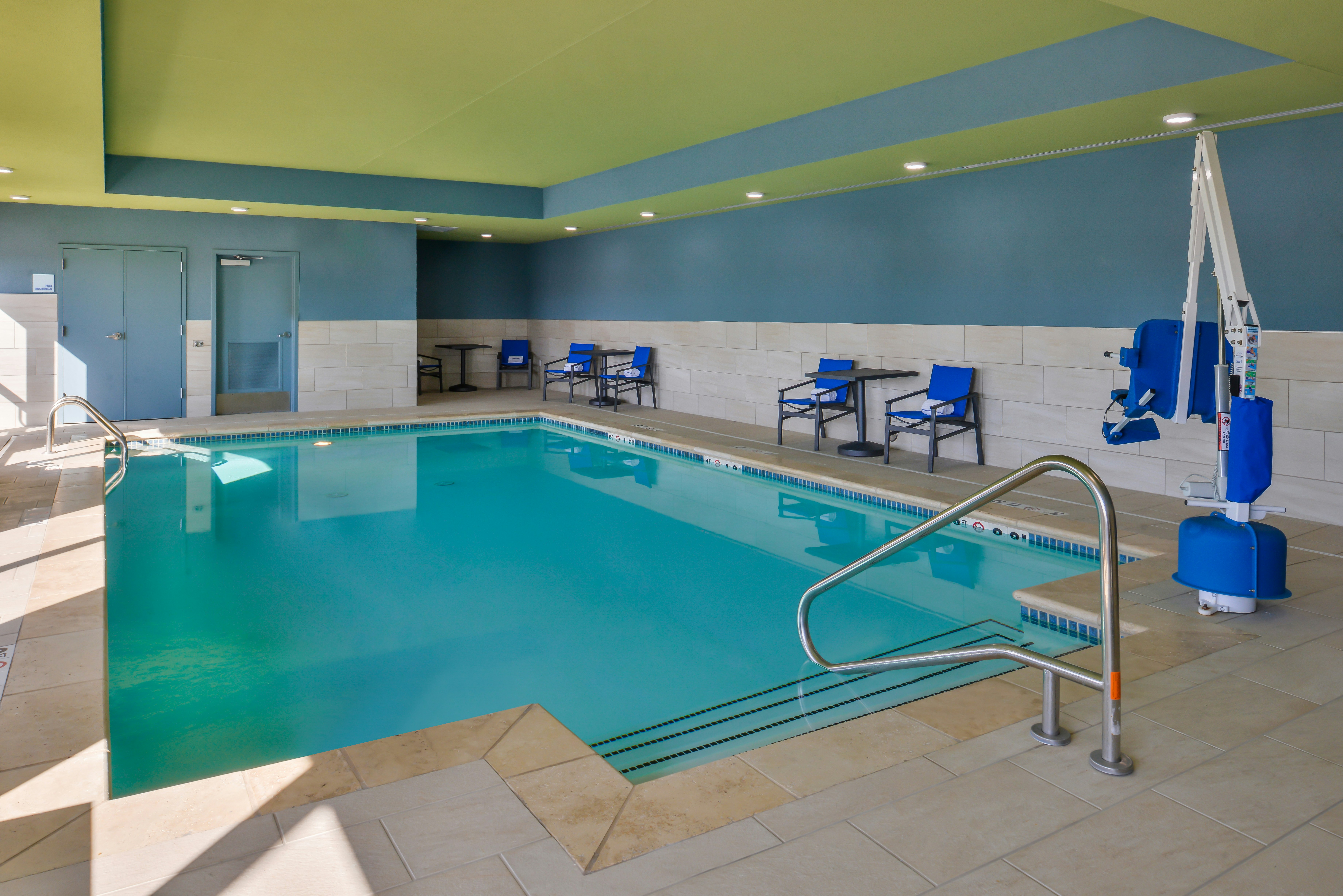 HOLIDAY INN EXPRESS & SUITES KANSAS CITY - LEE'S SUMMIT 14/30