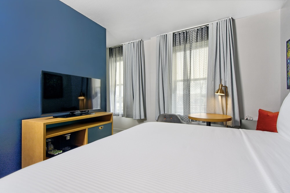 DELUXE, QUEEN BED, COURTYARD VIEW