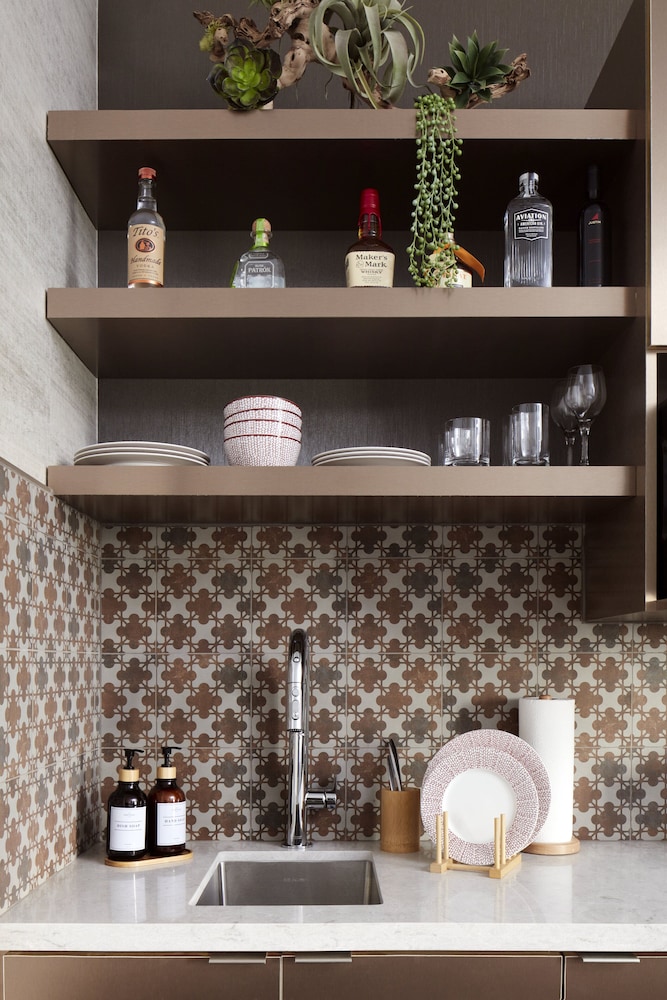 THesis Hotel Miami Coral Gables, Curio Collection by Hilton 11/80