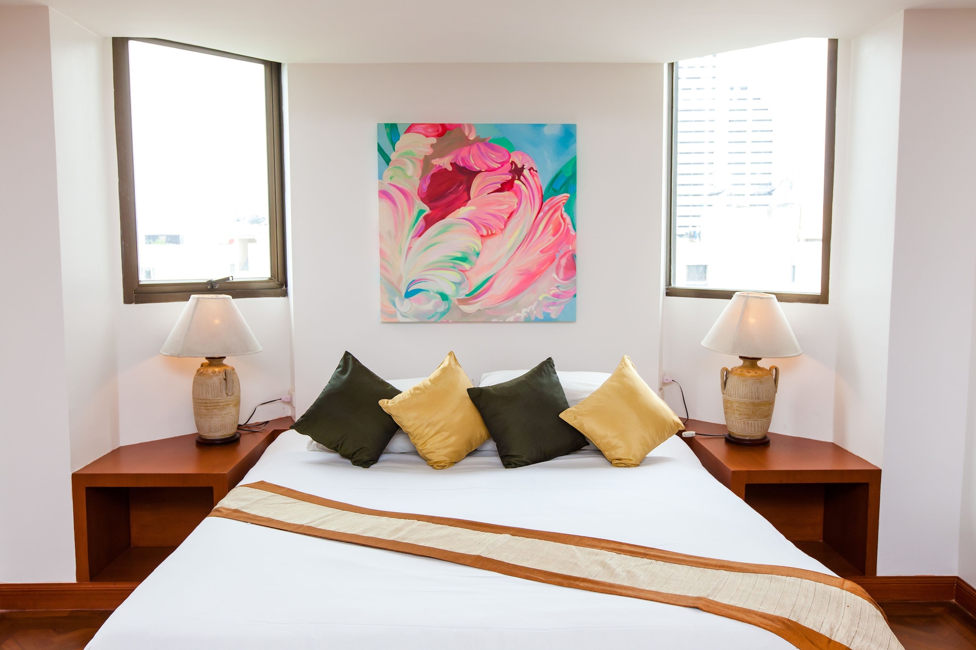 EXECUTIVE, SUITE