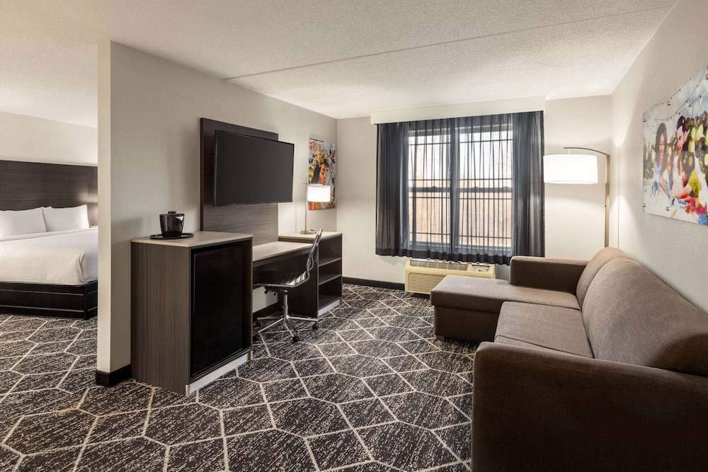 La Quinta Inn and Suites by Wyndham Lake George 25/50
