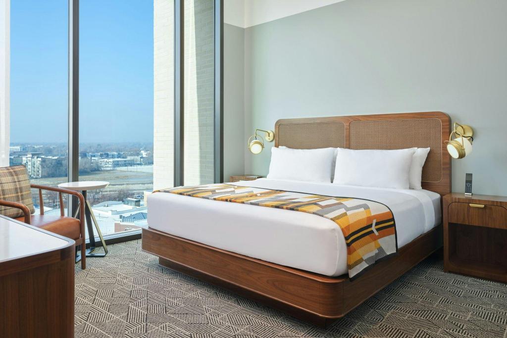 1 Bedroom, Penthouse Suite, King Bed, Urban View, Sofa, Balcony, Bathtub, Top Floor