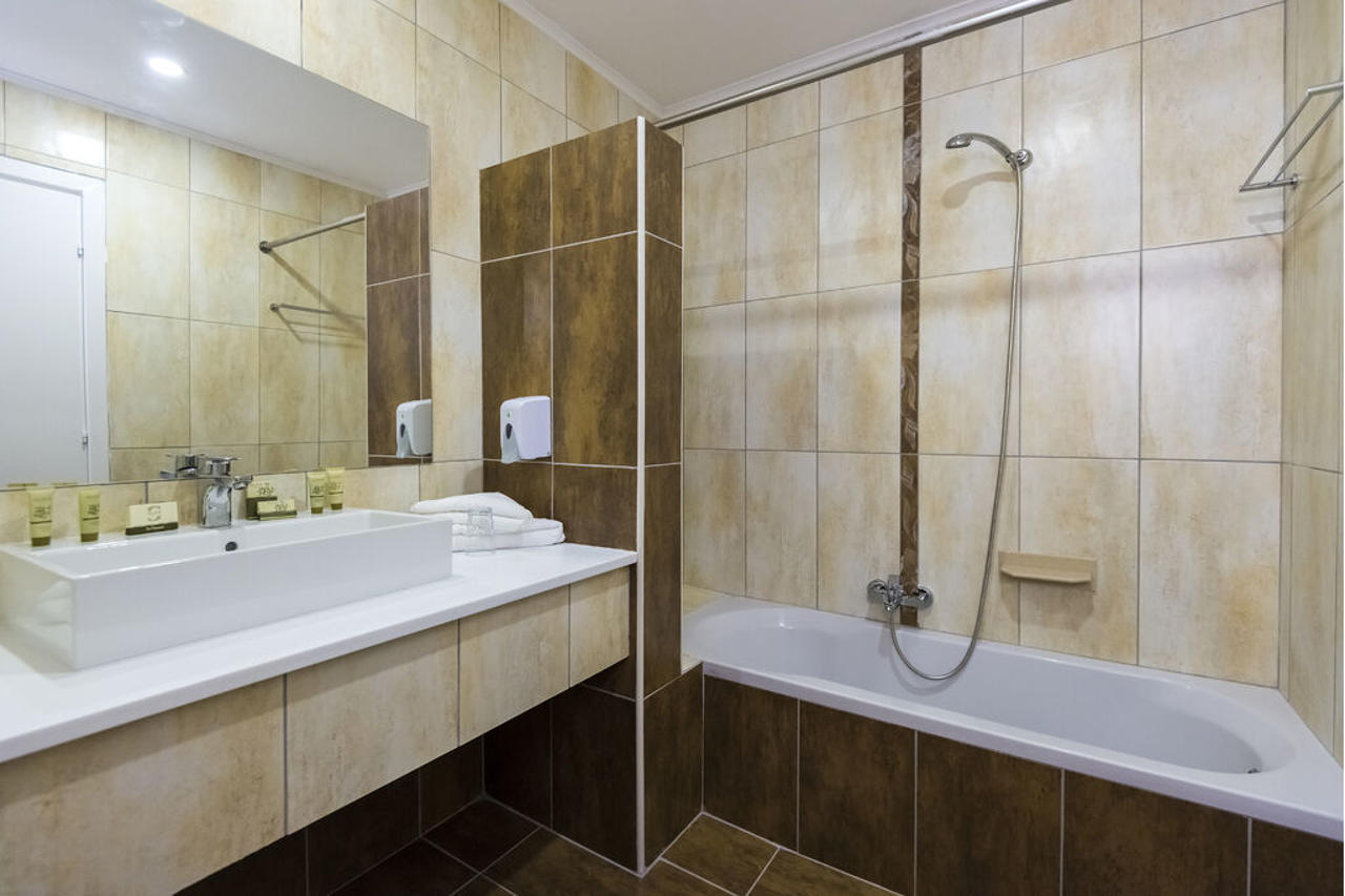 Gaia Royal Hotel 80/86