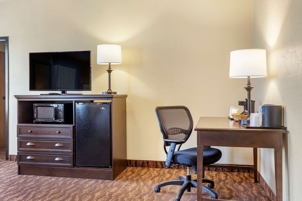 Comfort Inn at Thousand Hills 37/39
