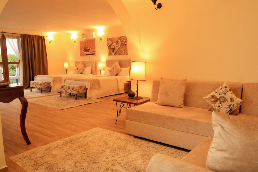Pink Flamingo Boutique Hotel 33/48